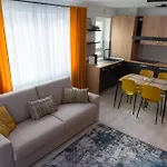 B&v - Modern Near Coresi Mall アパート ブラショフ